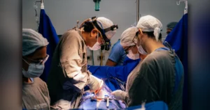 Médicos cirurgiões realizando transplante de válvula cardíaca pulmonar no HONPAR em Arapongas