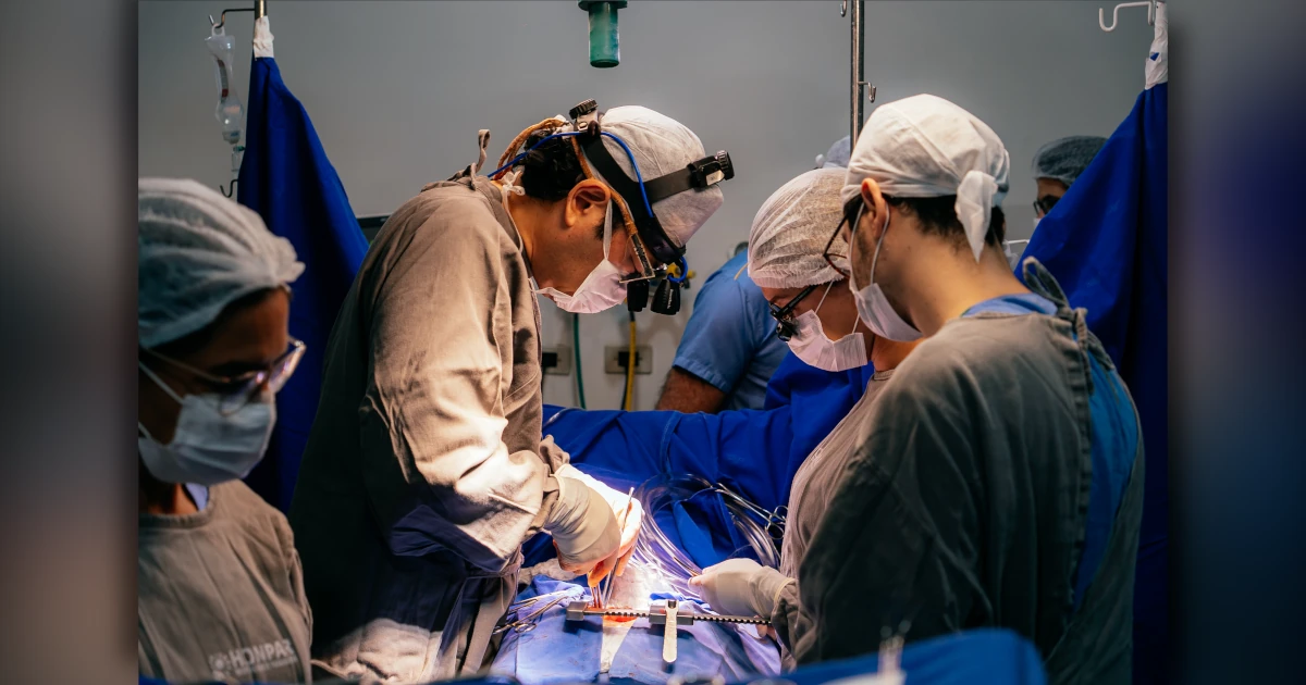 Médicos cirurgiões realizando transplante de válvula cardíaca pulmonar no HONPAR em Arapongas