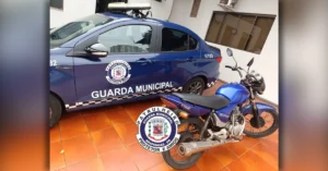 Motocicleta recolhida pela polícia em ocorrência envolvendo adolescente dirigindo moto adulterada em Arapongas