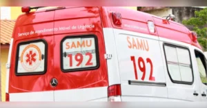Detalhe de uma ambulância do SAMU durante atendimento a acidentes de trânsito em Arapongas