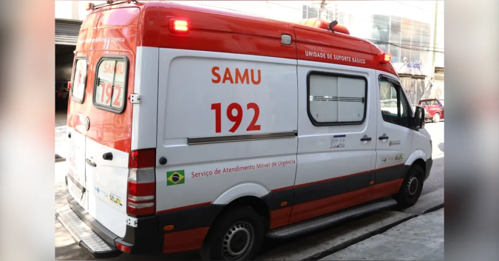 Viatura da ambulância em atendimento a caso de atropelamento em Arapongas. (Imagem Ilustrativa)