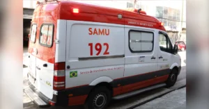 Viatura da ambulância em atendimento a caso de atropelamento em Arapongas. (Imagem Ilustrativa)