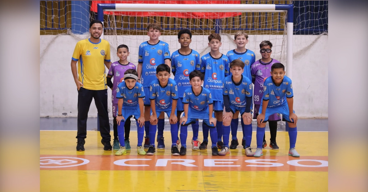Esportes de Arapongas com atletas locais em competições de futsal, motocross, basquete e ciclismo