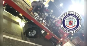 Motocicletas apreendidas durante fiscalização da Guarda Municipal em Arapongas por irregularidades de trânsito.