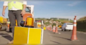 Placa de sinalização em rodovia durante interdição na BR-376 em Apucarana