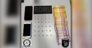 Celulares, cédulas de dinheiro e pequenas pedras de crack embaladas em papel alumínio apreendidos em ocorrência de tráfico de crack no Jardim Dona Pina.