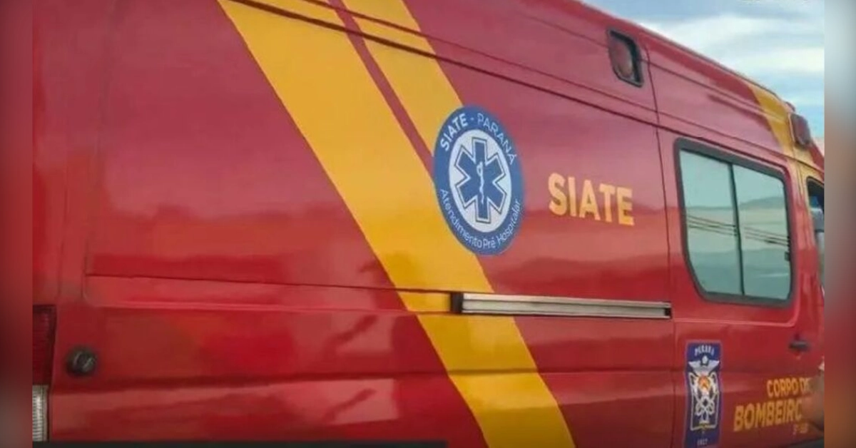 Ambulância do SIATE do Corpo de Bombeiros durante atendimento de ocorrência em Arapongas