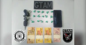 Material apreendido em ocorrência de tráfico de drogas em Arapongas pela Guarda Municipal.