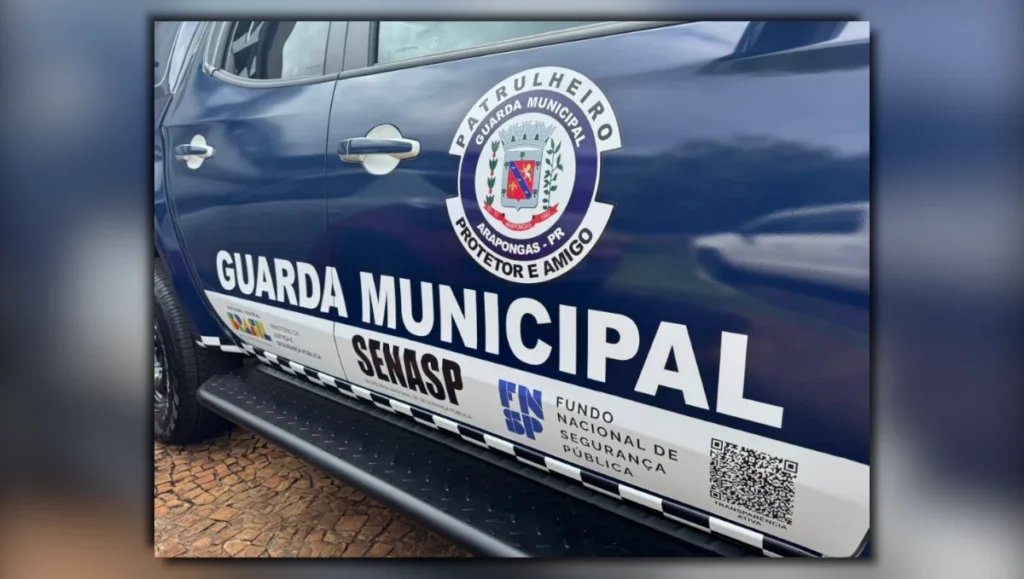 Close na viatura da Guarda Municipal durante atendimento onde poste cai na Rua Pavão em Arapongas