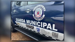 Close na viatura da Guarda Municipal durante atendimento onde poste cai na Rua Pavão em Arapongas