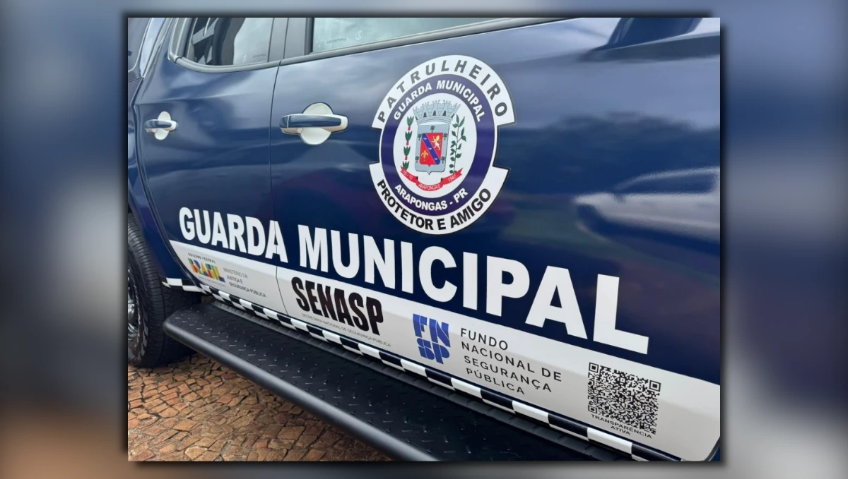 Close na viatura da Guarda Municipal durante atendimento onde poste cai na Rua Pavão em Arapongas